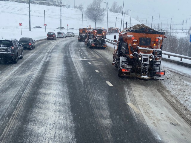 Более 1 тыс. рабочих и 640 единиц техники задействовано при уборке дорог в связи со снегопадом в Нижнем Новгороде
