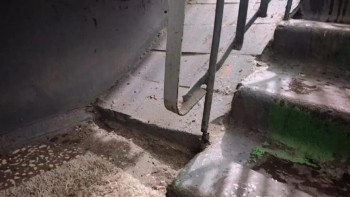 Спасли казанца, голова которого застряла в лестничной решетке