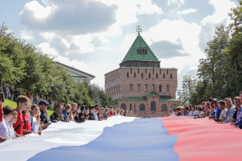 Стометровый флаг развернули в Нижегородском Кремле в честь государственного праздника