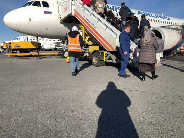 Пассажиров в аэропорту "Уфа" эвакуировали из самолёта "Уральских авалиний" из-за течи в двигателе