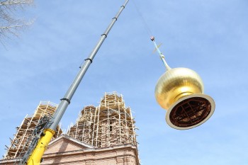 Купола установили на строящийся храм в честь святого благоверного князя Георгия Всеволодовича