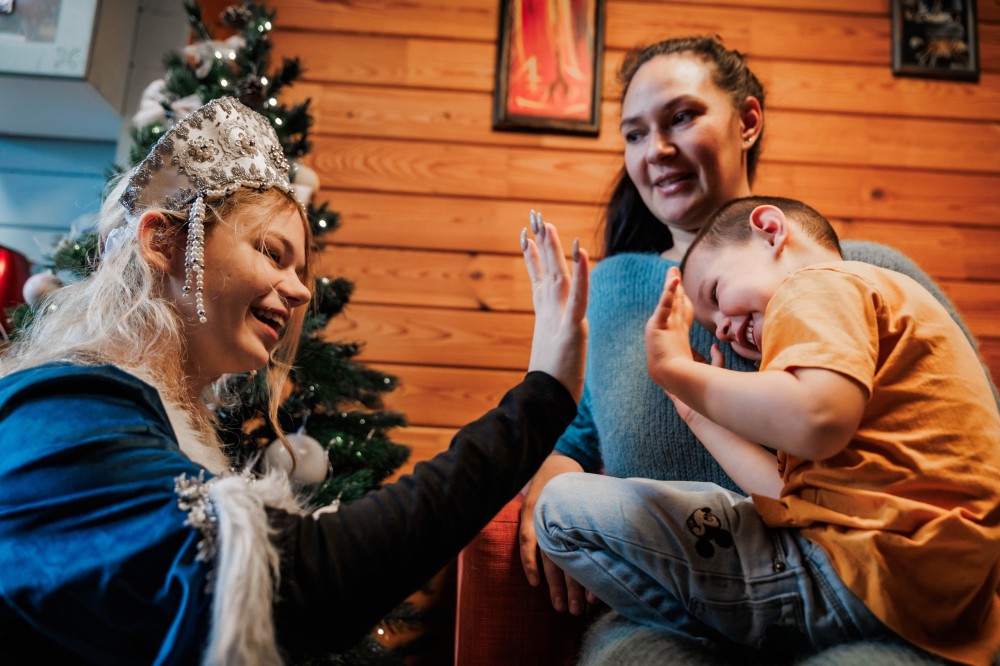 Волонтёры вручают новогодние подарки семьям участников СВО Волонтёры вручают новогодние подарки семьям участников СВО