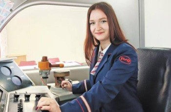 Анастасия Нагорная стала первой женщиной–машинистом на ГЖД Анастасия Нагорная стала первой женщиной–машинистом на ГЖД