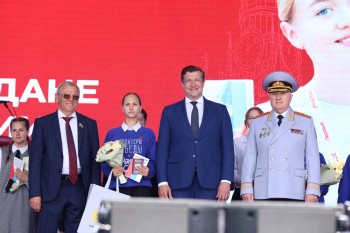 Глеб Никитин и Юрий Арсентьев вручили паспорта юным нижегородцам в День России