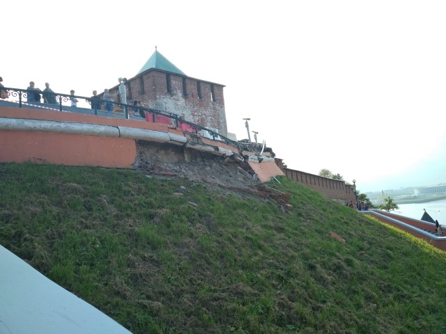 Проход по Чкаловской лестнице в Нижнем Новгороде перегородили из-за обрушения облицовки фасада