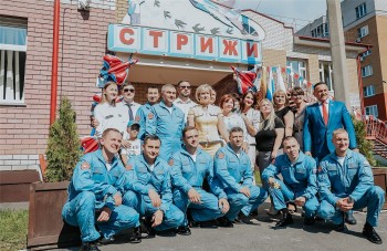 Пилотажная группа "Стрижи" встретилась в Чебоксарах с воспитанниками единственного одноименного детского сада