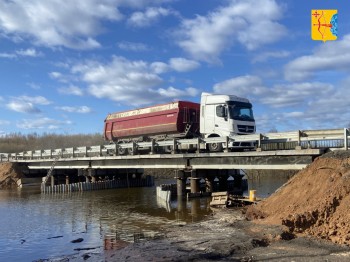 Движение по временному мосту через Кокшагу запустили в Кировской области Движение по временному мосту через Кокшагу запустили в Кировской области