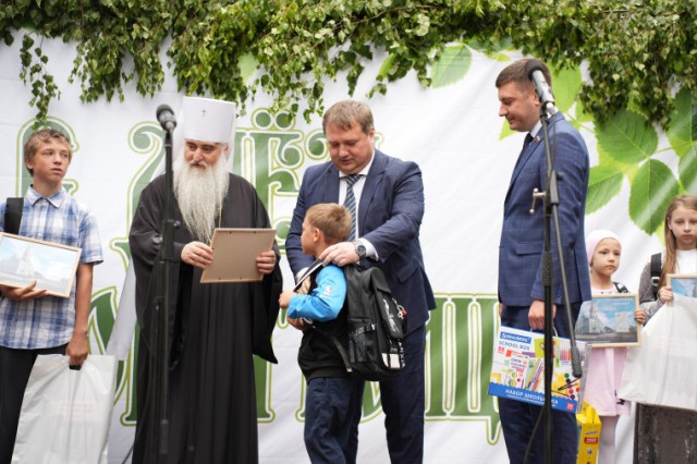 Более 20 будущих ульяновских первоклассников получили в подарок портфели к школе 