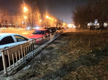 Парковку машин на газоне в Советском районе Нижнего Новгороде удалось ликвидировать после установки на территории забора