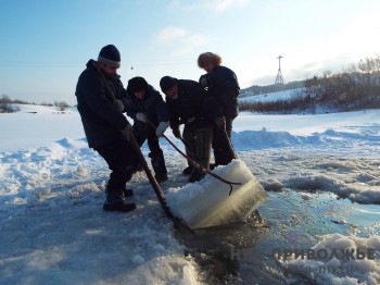 Пятеро рыбаков дрейфовали на льдине в результате сброса воды Горьковской ГЭС