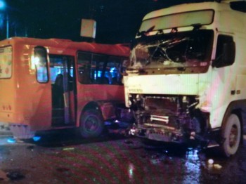 Грузовик столкнулся с пассажирским автобусом в Нижнем Новгороде
