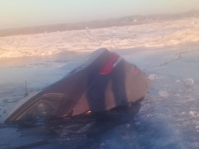 Иномарка ушла под лёд при переправе через Волгу в Нижегородской области