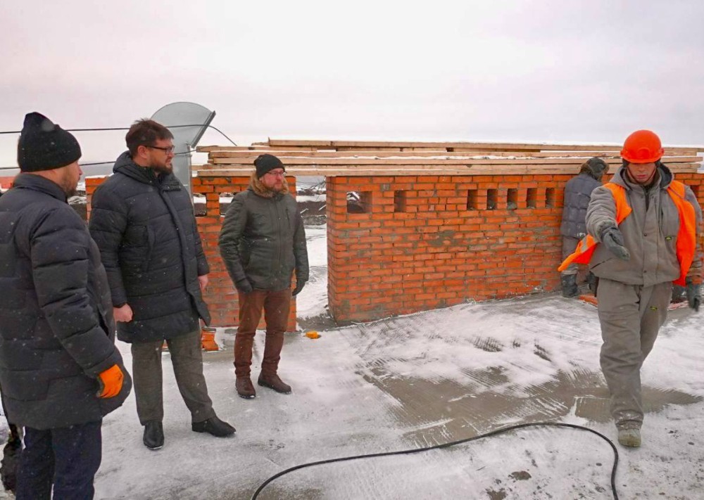 Восстановление кровли повреждённого при атаке БпЛА дома завершают в Чебоксарах