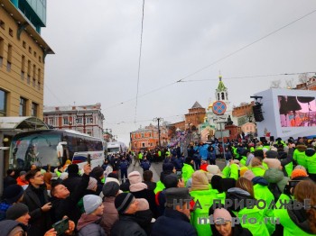 Добровольцы с гумгрузом отправились с пл. Народного единства в Нижнем Новгороде