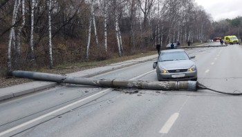  Движение по ул. Танковая в Казани парализовано из-за упавшего на дорогу столба