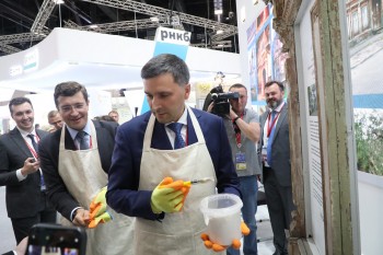 Дмитрий Кобылкин и Глеб Никитин дали старт покраске резного наличника нижегородского выявленного ОКН в рамках ПМЭФ