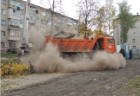 Подрядчики разбирают кровлю над аварийным подъездом в многоквартирном доме в Чебоксарах

