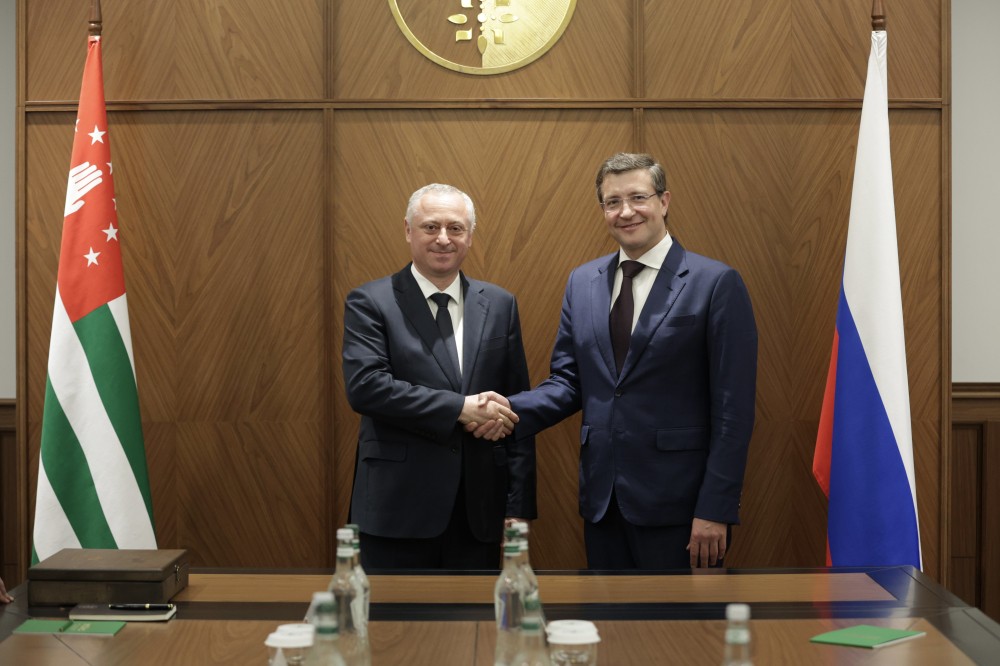 Бадра Гунба и Глеб Никитин провели рабочую встречу в Абхазии