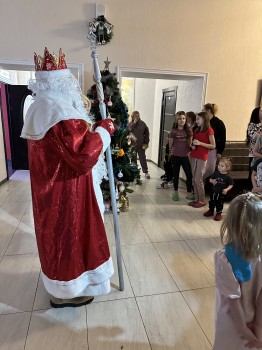 Волонтеры фонда "Купно заедино" устроили в Нижнем Новгороде новогоднее представление для юных гостей из Донбасса
