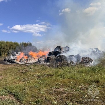 1,4 тыс. м² сена горят вблизи Арьевки Нижегородской области 1,4 тыс. м² сена горят вблизи Арьевки Нижегородской области