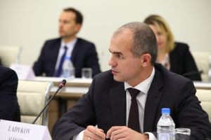 "Указанные изменения обеспечат реальное привлечение к административной ответственности лиц, нарушающих требования, установленные в правилах благоустройства", - Алексей Ладыков