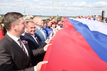 100-метровый триколор развернули в Нижнем Новгороде в День государственного флага