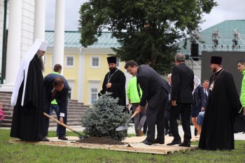 Памятная аллея заложена в Сарове Нижегородской области в честь освящения главного храма Успенского собора