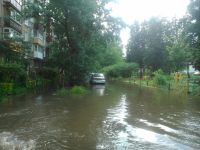Аварийно-спасательный отряд ликвидирует затопление дороги в Сормовском районе Нижнего Новгорода после прошедшего 27 июля сильного ливня