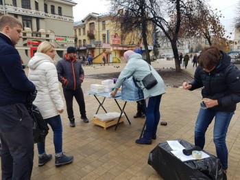 Сто банок красной икры изъяты в ходе рейдов по пресечению незаконной уличной торговли в Сормовском районе Нижнего Новгорода