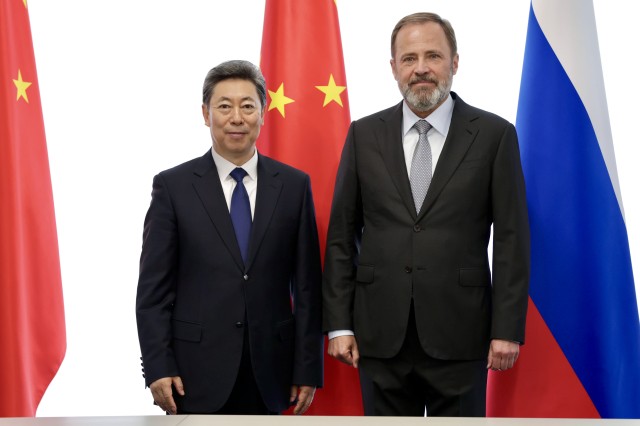 Игорь Комаров провел рабочую встречу с членом Политбюро ЦК КПК Чэнь Вэньцином