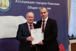 Благодарность за вклад в развитие местного самоуправления вручена Алексею Ладыкову на собрании Ассоциации городов Поволжья Благодарность за вклад в развитие местного самоуправления вручена Алексею Ладыкову на собрании Ассоциации городов Поволжья
