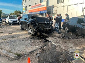 Porsche устроил тройное ДТП и врезался в остановку в Нижнем Новгороде