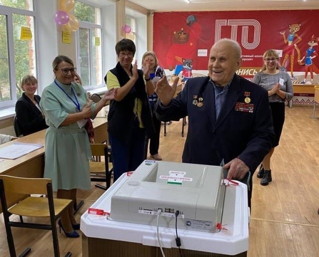 Ветеран ВОВ Николай Шишкин проголосовал на избирательном участке в Нижнем Новгороде Ветеран ВОВ Николай Шишкин проголосовал на избирательном участке в Нижнем Новгороде