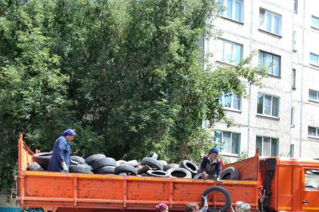  Два "КамАЗа" автопокрышек собрано на утилизацию во дворах Калининского района Чебоксар