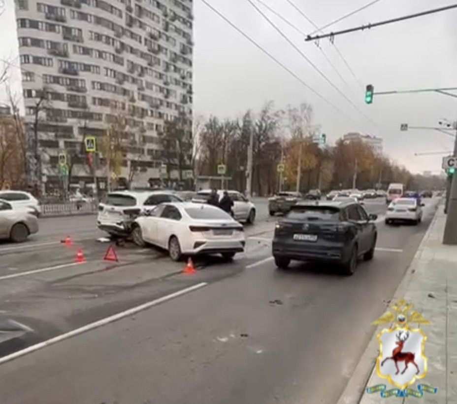 4 машины столкнулись на проспекте Гагарина в Нижнем Новгороде 4 машины столкнулись на проспекте Гагарина в Нижнем Новгороде