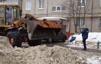 Коммунальщики проводят комплексную уборку снега на улице Коминтерна