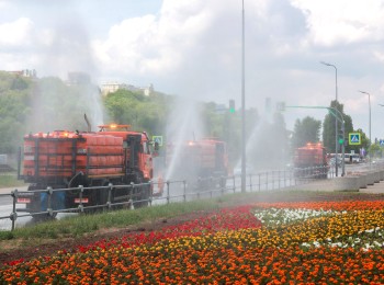 Более 50 поливомоечных машин орошают нижегородские дороги и газоны в жару  