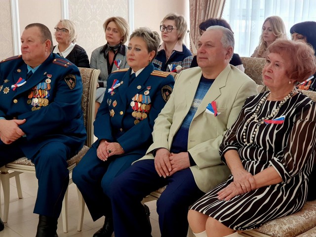 Сотрудники ЗАГСа поздравили семьи военнослужащих Кстовского округа с Днем защитника Отечества Сотрудники ЗАГСа поздравили семьи военнослужащих Кстовского округа с Днем защитника Отечества