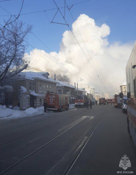 Дом №99 тушат на ул. Ильинской в Нижнем Новгороде