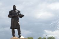 Памятник академику-кораблестроителю Алексею Крылову открыт в Чебоксарах

