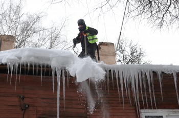 Управляющим организациям Нижнего Новгорода поручено оперативно чистить от снега и наледи кровли домов
