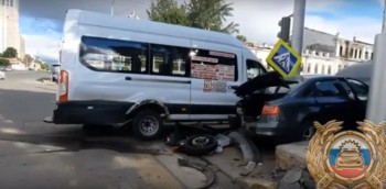 Восемь человек пострадали в массовой аварии с автобусом в Уфе (ВИДЕО)