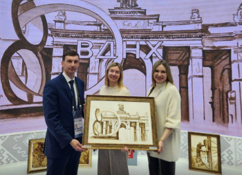 Оренбуржцы подарили выставке "Россия" написанную нефтью картину