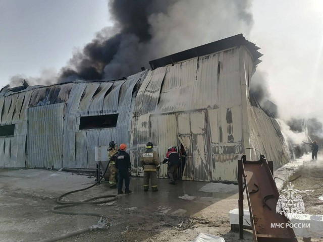 Пожар на складе с химвеществами тушат в Башкирии