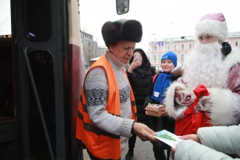 Дети поздравили с наступающим Новым годом водителей нижегородских трамваев