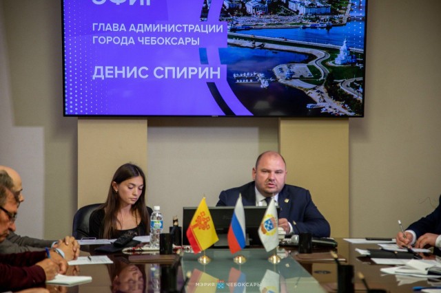 Около 150 вопросов поступило на "Прямую линию" главы администрации Чебоксар Дениса Спирина