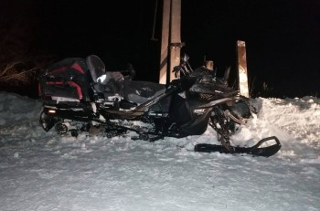 Подросток на снегоходе разбился об опору ЛЭП в Удмуртии