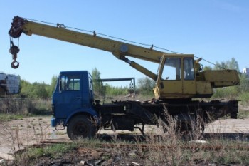 Рабочий на Бору Нижегородской области погиб при разгрузке бетонных плит из-за задевшего ЛЭП автокрана