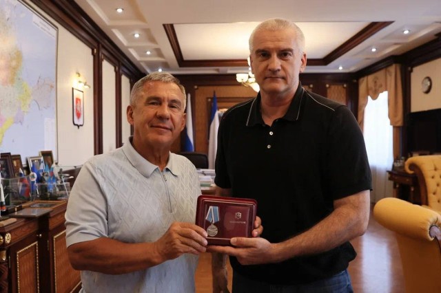 Глава Крыма Сергей Аксенов вручил медаль раису Татарстана Рустаму Минниханову