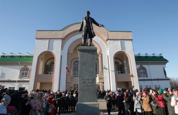 Памятник поэту Габдулле Тукаю открыли в Уфе 18 апреля